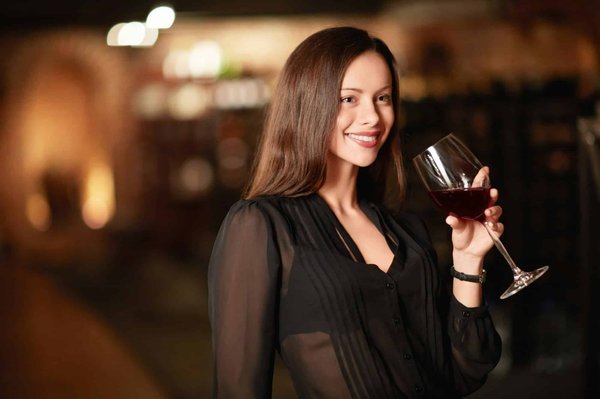 Comment organiser une soirée de dégustation de vins rouges dans un bar à vin?